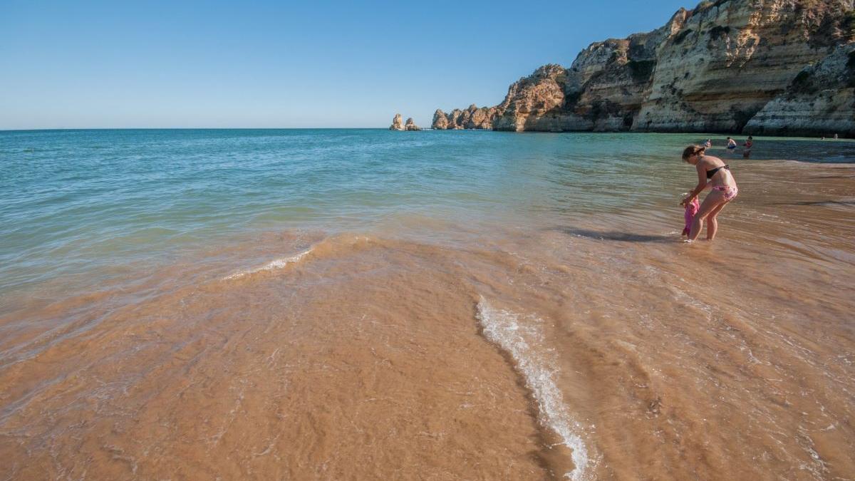 Canicula schimbă regulile la plajă: Măsuri simple care pot preveni infecțiile