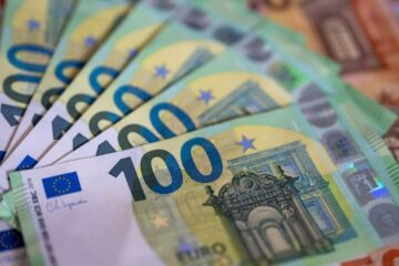 Euro crește la început de săptămână și ajunge la 5,2339 lei
