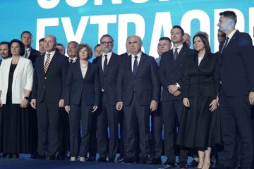 Justiția a suspendat congresul lui Bolojan. Liberalii, două rânduri de șefi și 9 procese