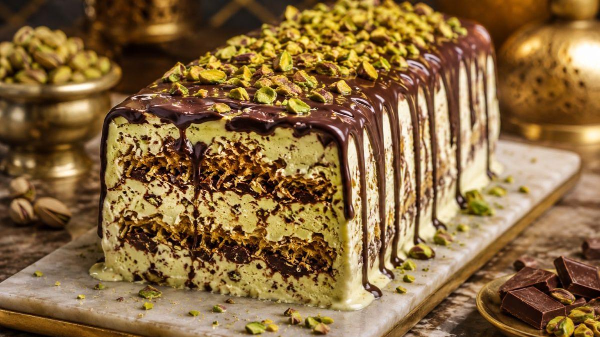 Înghețată de Dubai făcută acasă. Rețeta desertului viral cu ciocolată, fistic și foi crocante