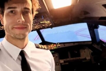 Un pilot instructor a murit după ce a sărit din avion în plin zbor, lăsând eleva să aterizeze singură