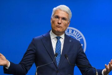 „Grindeanu a dispărut în boscheți. Au încercat să croșeteze două guverne”