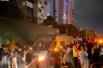 Scene fără precedent în Ucraina. Revoltă împotriva recrutării militare la Liov, după ce sute de oameni au răsturnat un vehicul al armatei