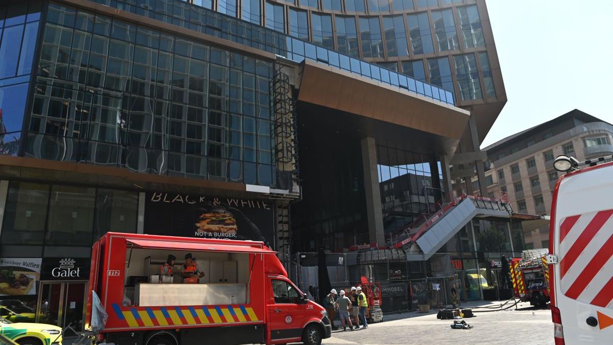 Un român printre victimele tragediei din Bruxelles. Șase muncitori au murit după un incendiu urmat de prăbușirea unui lift în clădirea OXY