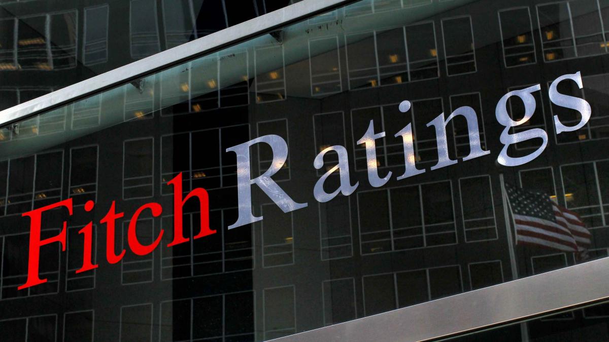 România scapă de JUNK. Surse: Fitch menține ratingul suveran la BBB-, cu perspectivă negativă