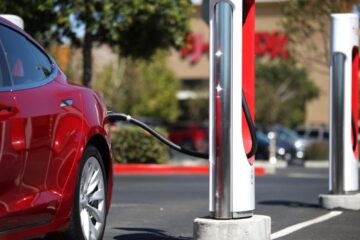 „Băieții cu ochi albaștri” trec pe mașini „verzi”. SRI se luptă cu poluarea și cumpără 100 de full electrice
