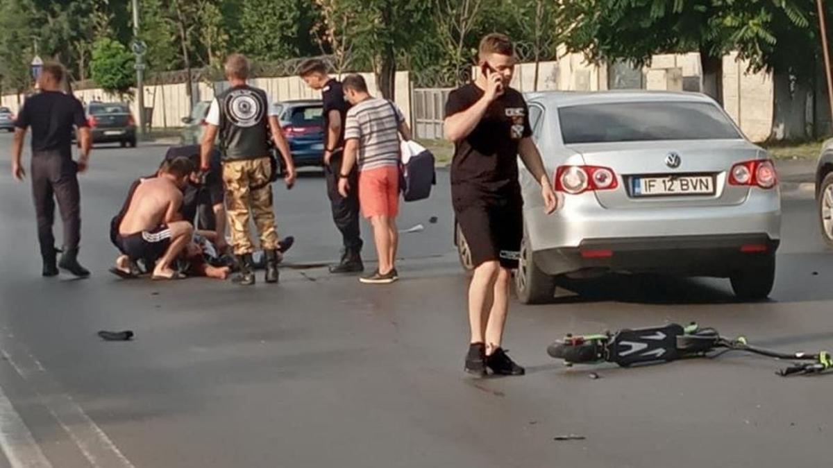 Tânără pe trotinetă, rănită grav de un autoturism