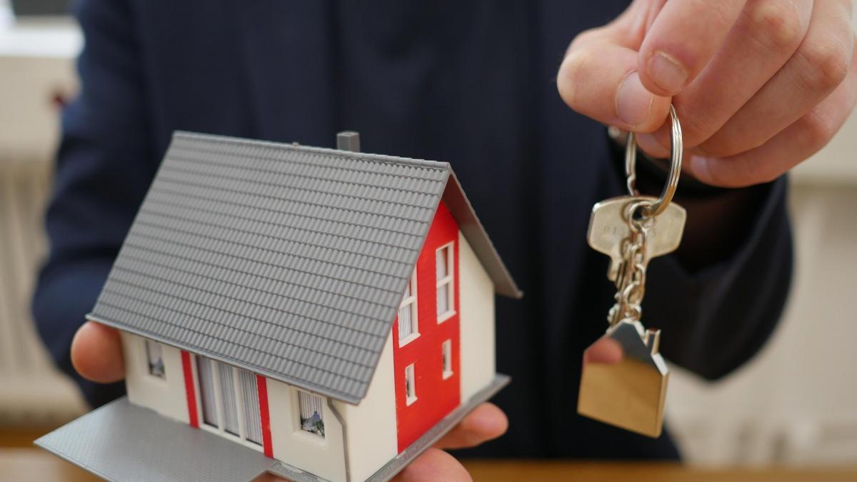 Tinerii ar putea cumpăra locuințe mai scumpe prin „Noua Casă”, cu un avans de doar 5%