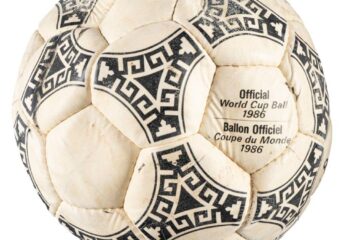 10 milioane de dolari pentru „Mâna lui Dumnezeu”? Mingea lui Maradona, scoasă la licitație