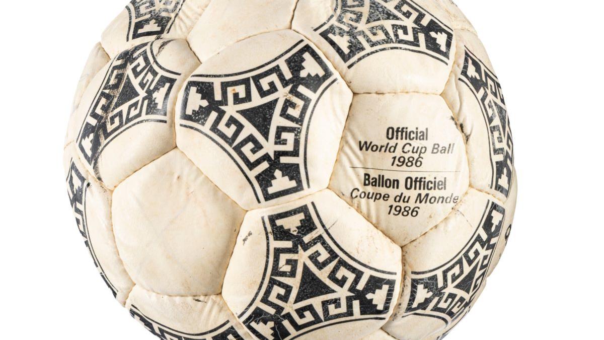10 milioane de dolari pentru „Mâna lui Dumnezeu”? Mingea lui Maradona, scoasă la licitație