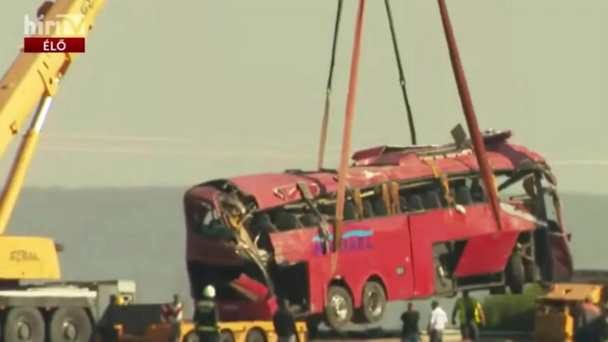 Carnagiu în Ungaria: Autocar cu zeci de pasageri răsturnat pe M3. Cel puțin 12 morți și mulți răniți în stare critică