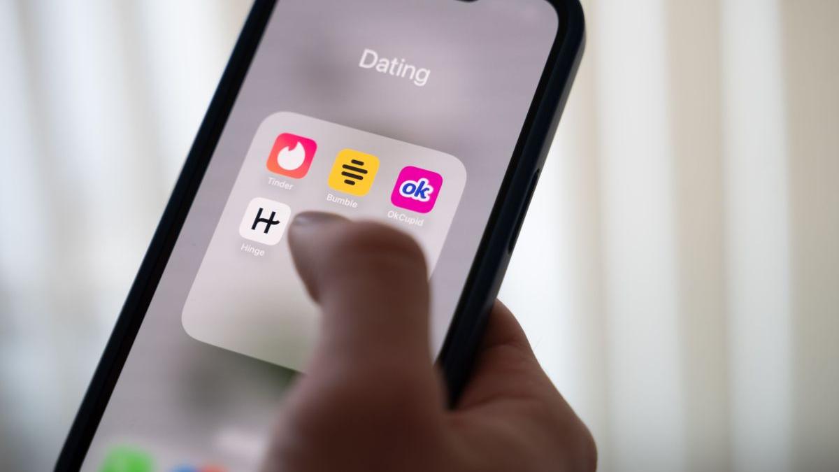 Aplicația de dating fără poze și fără swipe: inteligența artificială îți caută partenerul