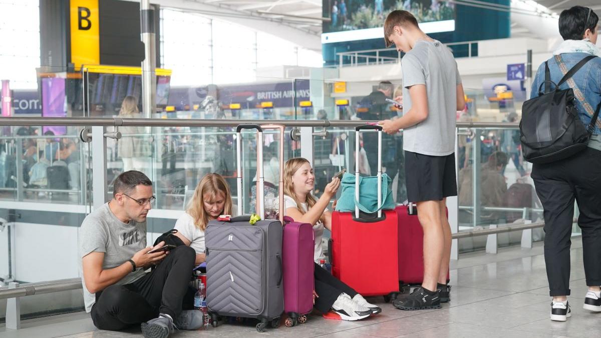 Bagajul de mână 2026 pentru fiecare aeroport din România: Obiecte interzise și noi reguli pentru lichide la București