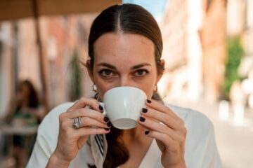 Cercetătorii au aflat cum poate o cană de cafea să frâneze extinderea celulelor canceroase