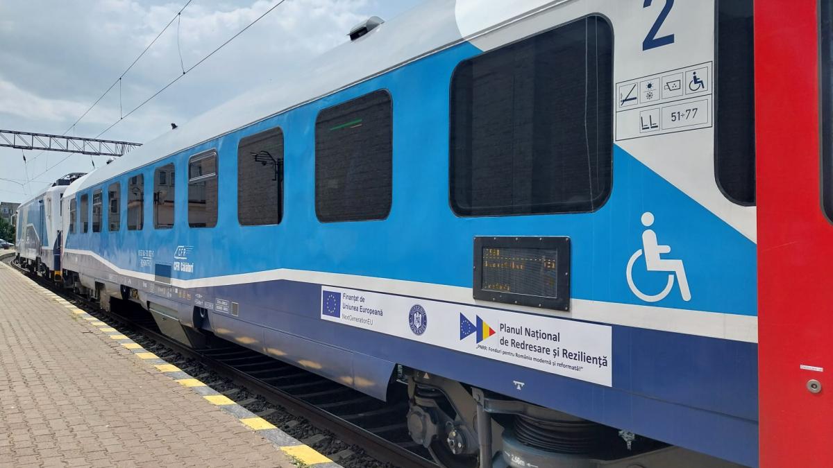 Tren Regio cuprins de flăcări într-o gară: Toți călătorii au fost evacuați de urgență