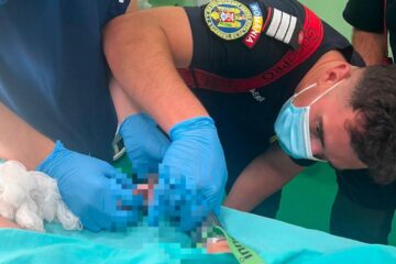 Clipe de coșmar pentru o familie din Mureș! Un copil de 2 ani, salvat de pompieri după ce mâna i-a rămas blocată într-o mașină de tocat