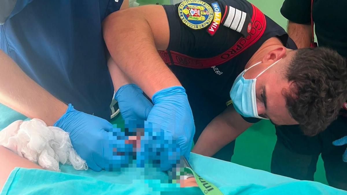 Clipe de coșmar pentru o familie din Mureș! Un copil de 2 ani, salvat de pompieri după ce mâna i-a rămas blocată într-o mașină de tocat