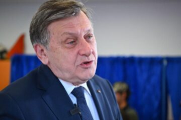 Crin Antonescu avertizează: „Este o criză de conducere a țării”. Critici pentru Nicușor Dan și Ilie Bolojan