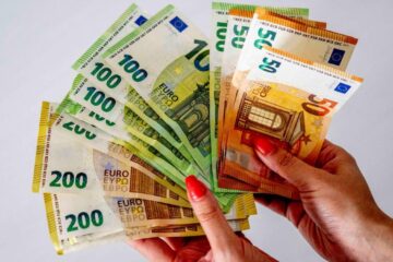 Banii cash devin „scutul” Europei: De ce recomandă experții să avem mereu bancnote în buzunar