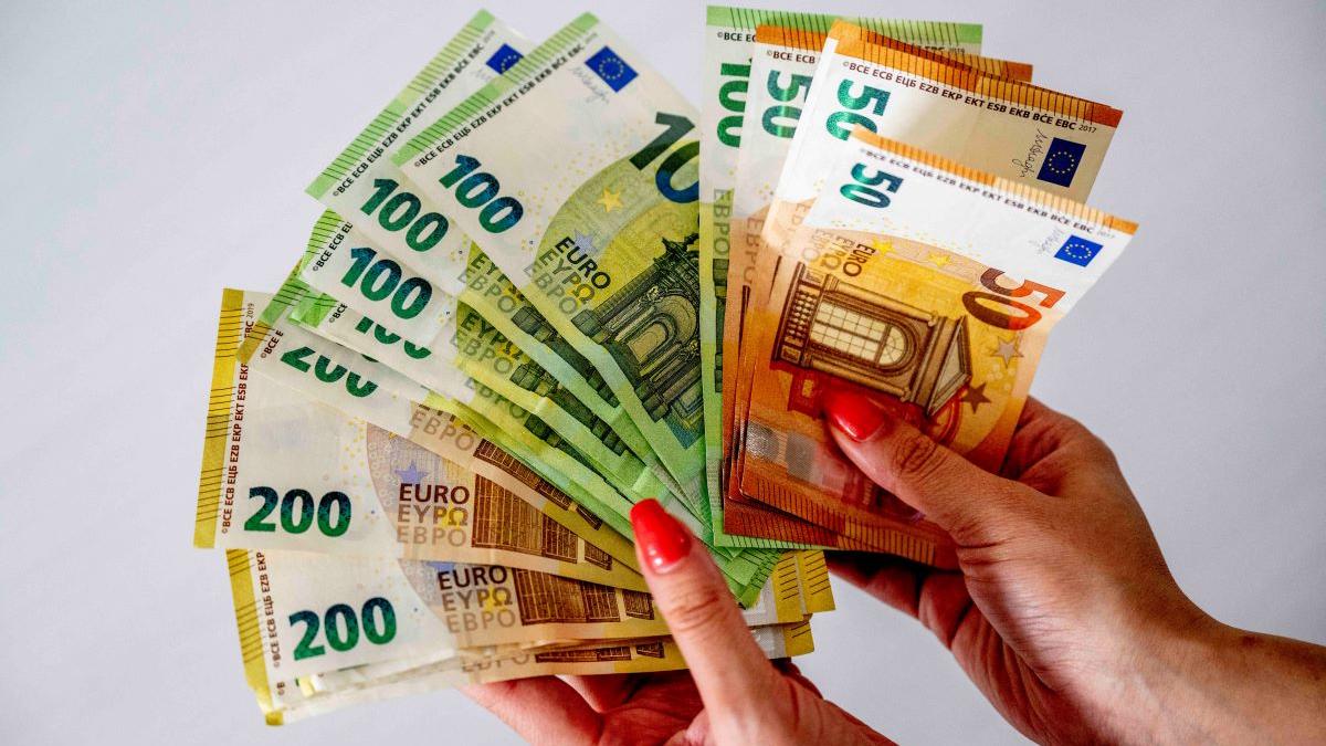 Banii cash devin „scutul” Europei: De ce recomandă experții să avem mereu bancnote în buzunar
