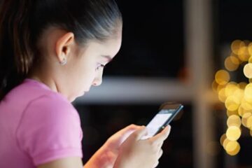 De ce adolescenții stau treji noaptea? Explicația pe care părinții trebuie să o știe