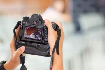 Gen Z renunță la telefon pentru camere digitale vechi de 15-20 de ani. „Digicam aesthetic” e noul trend viral