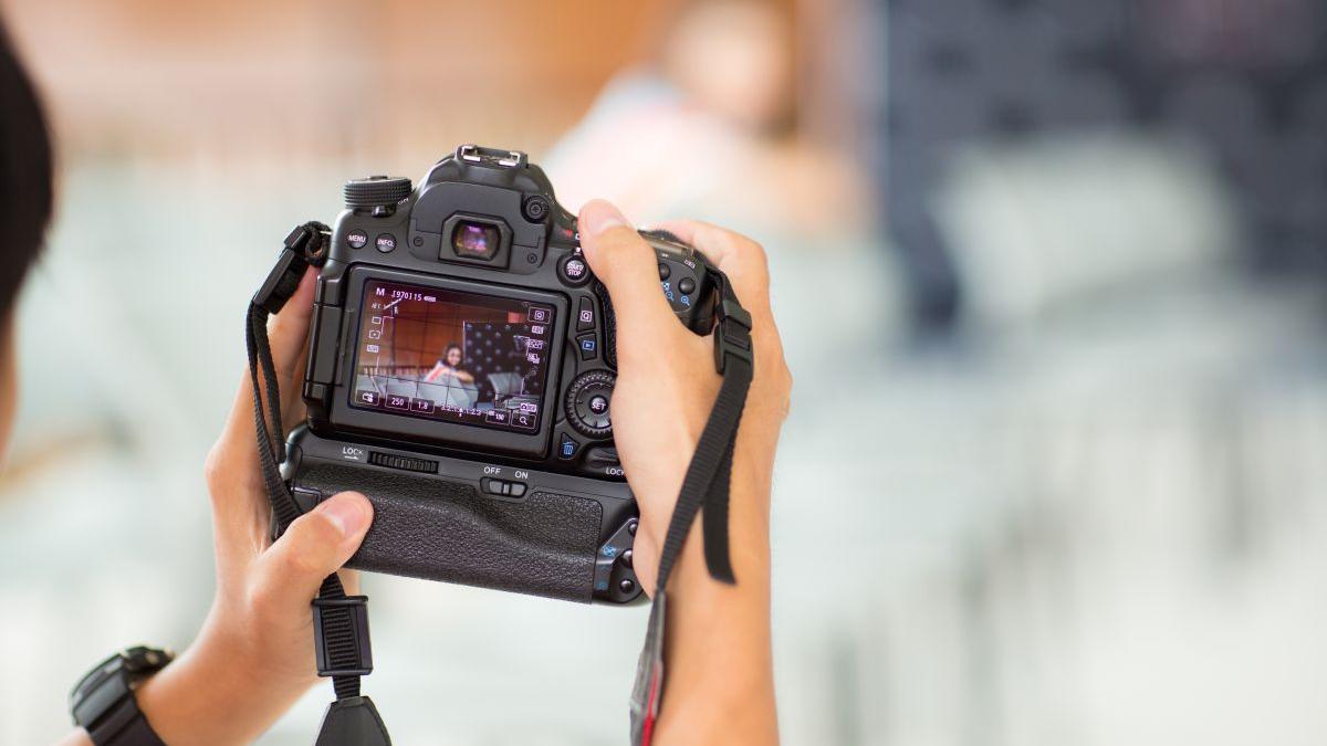 Gen Z renunță la telefon pentru camere digitale vechi de 15-20 de ani. „Digicam aesthetic” e noul trend viral