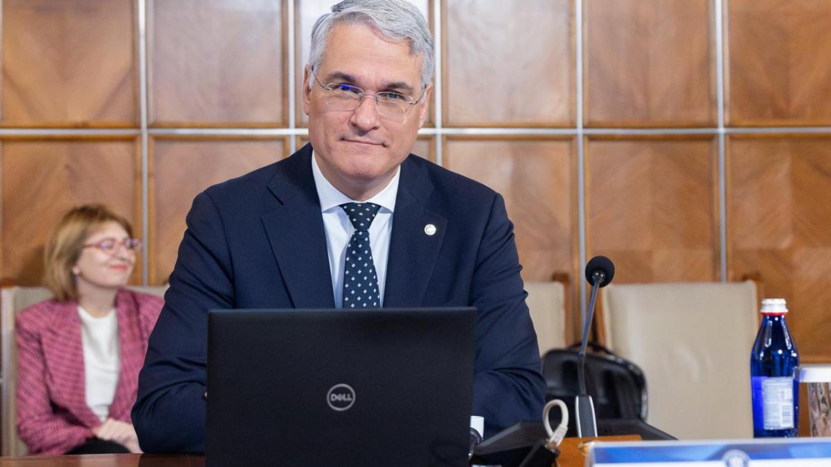 Pîslaru a cheltuit într-un singur an, pe deplasări externe, cât miniștrii de dinaintea lui în patru an