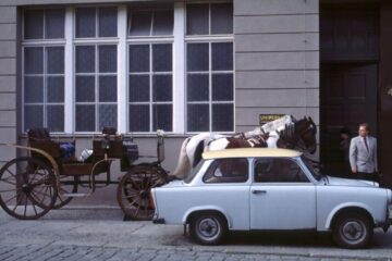 Cine este femeia de 82 de ani care conduce un Trabant prin București? Povestea care i-a cucerit pe internauți