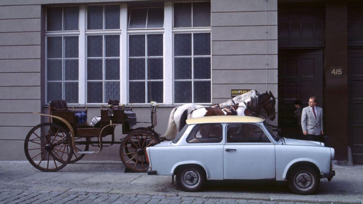 Cine este femeia de 82 de ani care conduce un Trabant prin București? Povestea care i-a cucerit pe internauți