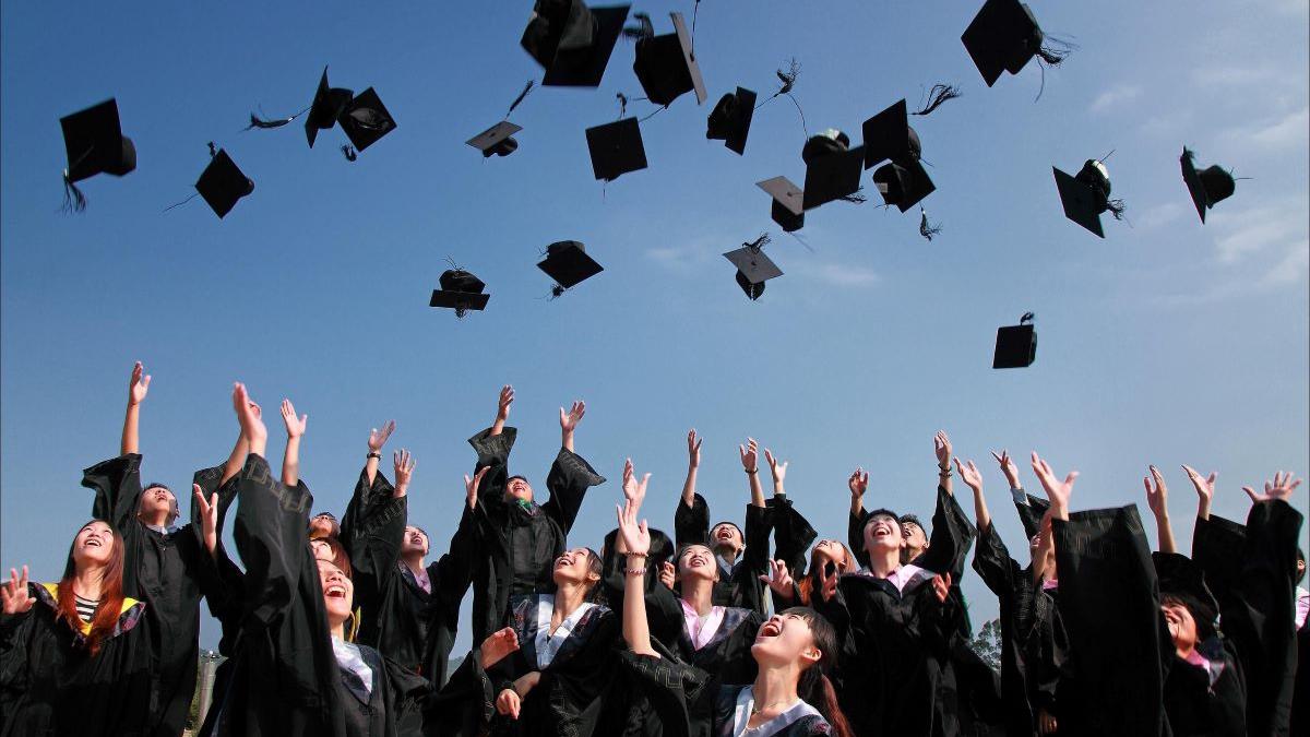 Femeile domină universitățile din UE. Domeniile în care diferența față de bărbați este uriașă