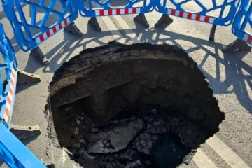 Asfaltul s-a prăbușit pe Bulevardul Eroilor: Groapa imensă are o adâncime de 3 metri