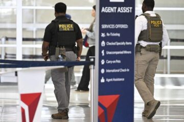 ICE vrea să-și doteze agenții cu mănuși care provoacă șocuri electrice. Planul stârnește controverse