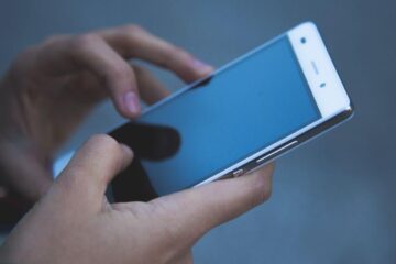 Atenție la mesajele primite pe WhatsApp și Facebook: Noua metodă prin care hackerii îți golesc contul