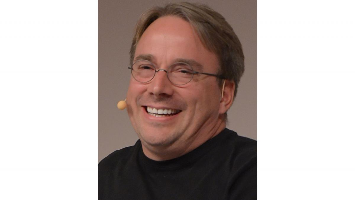 Linus Torvalds, avertisment dur despre AI și Linux: Inteligența Artificială găsește buguri, dar poate produce și multe „deșeuri”