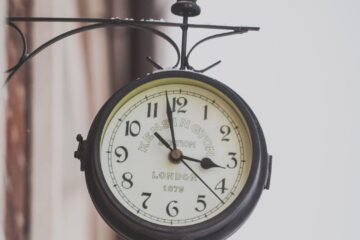 Când trecem la ora de iarnă în 2026. Data la care ceasurile se dau înapoi cu o oră