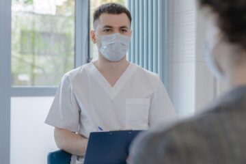 Pacienții din Marea Britanie renunță la programările medicale din cauza recepționerelor AI care nu le înțeleg accentul
