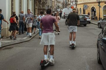 Amenzi uriașe pentru utilizatorii trotinetelor electrice la Paris. Noile reguli au intrat deja în vigoare