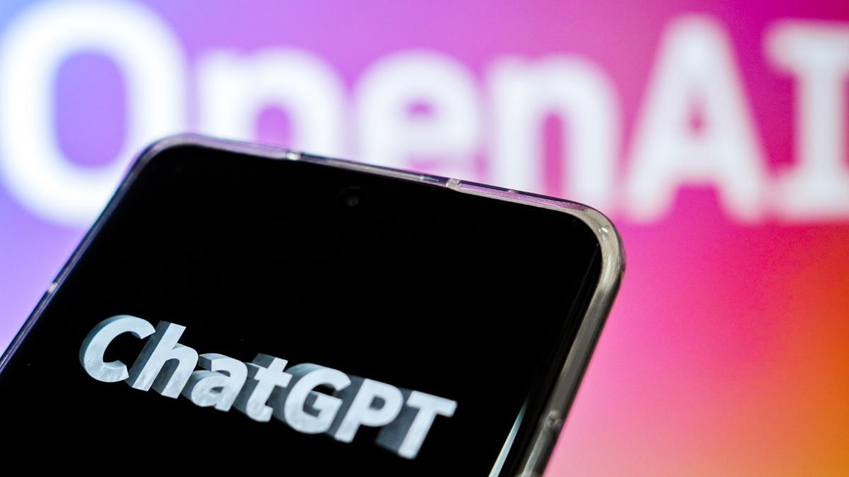 Pericolul ChatGPT. O nouă funcție îți urmărește activitatea pe laptop. Mulți utilizatori sunt îngrijorați