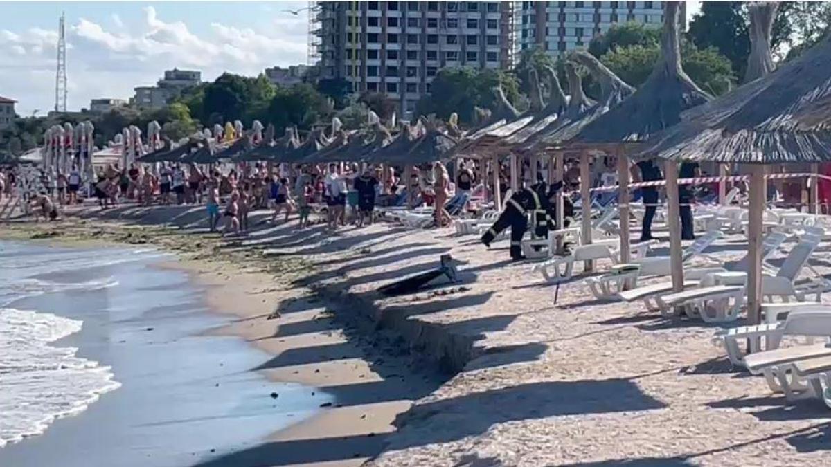 Plaja din Saturn, evacuată după descoperirea unor fragmente de dronă militară. Resturile au fost aduse de valurile Mării Negre