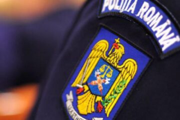 Polițist din Caransebeș, obligat să poarte brățară de monitorizare 