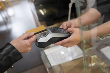 Relația cu banii, de la Boomeri la Gen Z: Portofelul e mort, trăiască telefonul