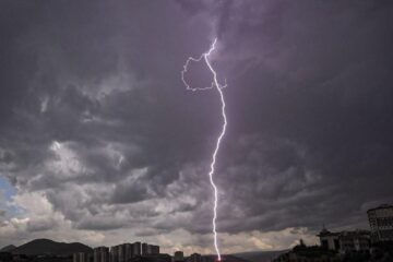 România, afectată de instabilitate atmosferică şi ploi torenţiale