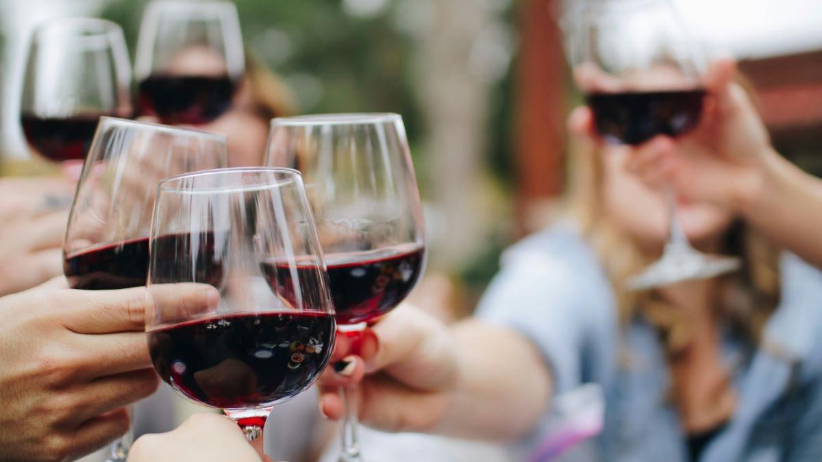 România, pe primul loc în lume la consumul de alcool. Bem de la 15 ani
