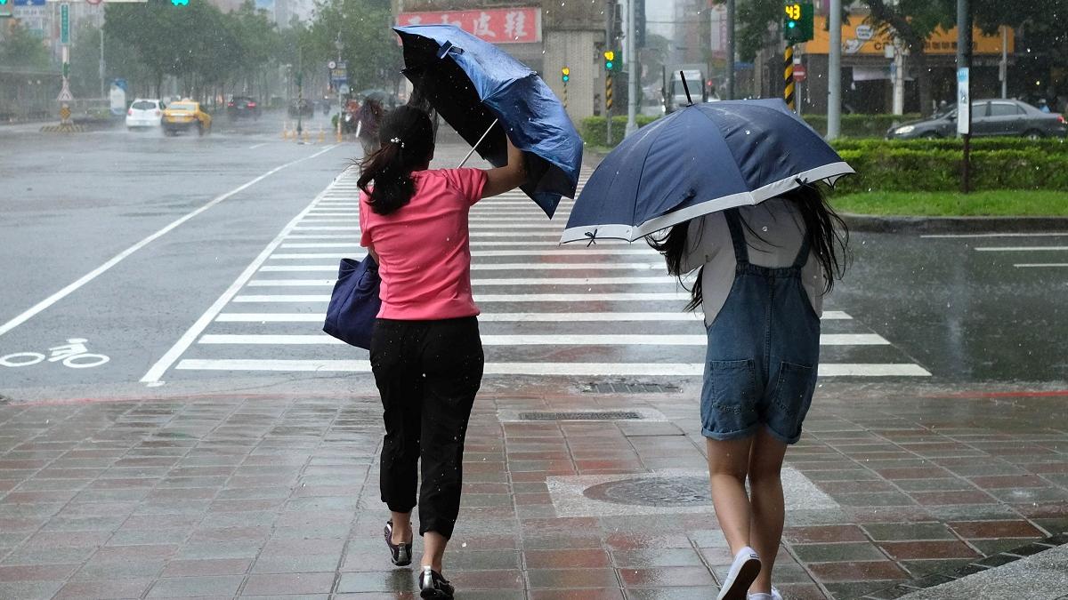 Schimbare bruscă a vremii în România: De la caniculă, la furtuni și vijelii. Ce zone sunt vizate de avertizările meteo?