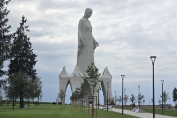 Un miliardar construiește într-un sat din Polonia cea mai înaltă statuie a Fecioarei Maria din Europa
