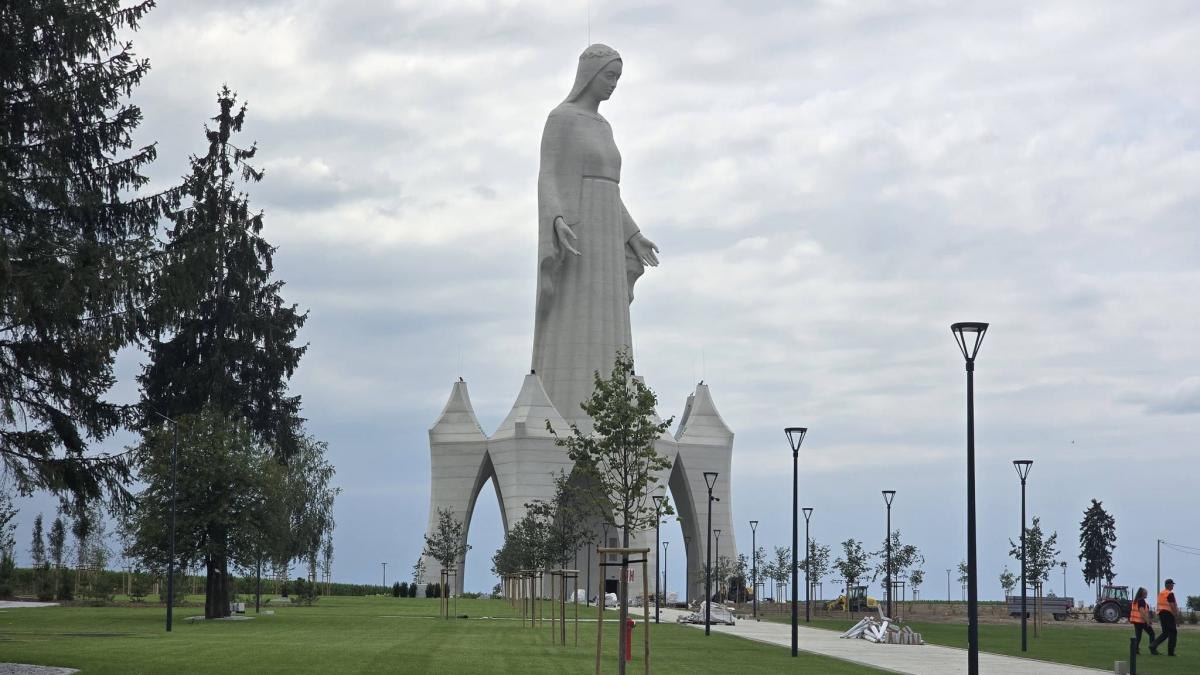 Un miliardar construiește într-un sat din Polonia cea mai înaltă statuie a Fecioarei Maria din Europa
