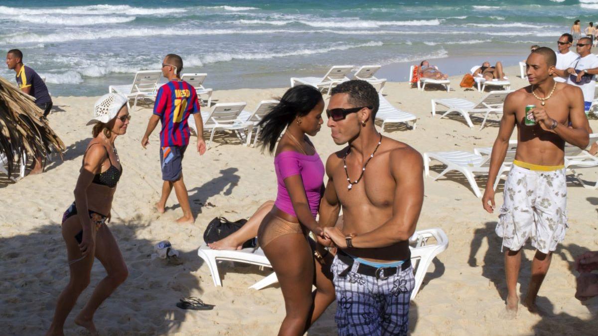 „Am văzut pe TikTok și am vrut să merg”. Cum rețeaua socială schimbă modul în care Generația Z își alege vacanțele