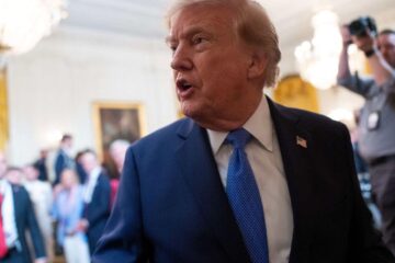 Trump, ascuns într-un cărucior de catering pentru a scăpa de o amenințare din partea Iranului