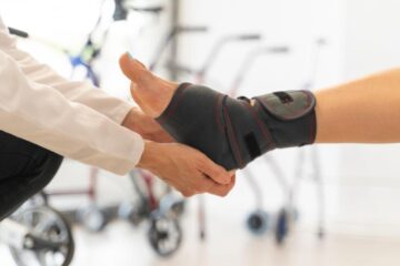 Ai trecut de 50 de ani? Trei exerciții recomandate de kinetoterapeut pentru mobilitate